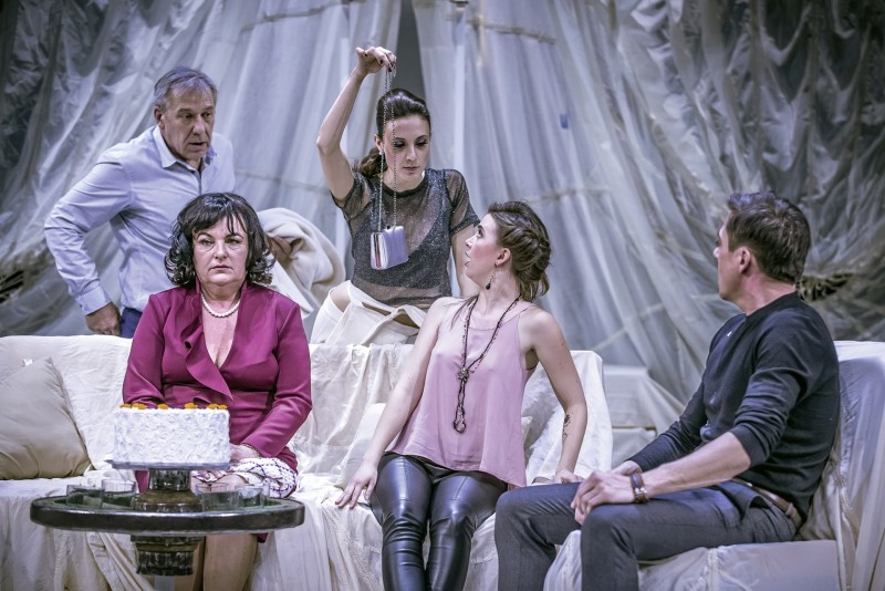 TOTALNO KATASTROFALNA VEČERJA Vstopnice za TOTALNO KATASTROFALNA VEČERJA, 19.02.2019 ob 19:30 v Kulturni center Laško